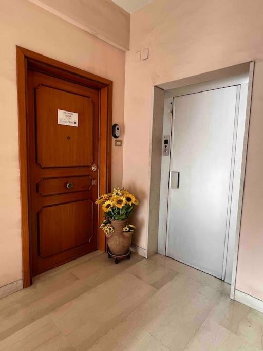 3 Fermate Dal Colosseo - Casa Vacanze Elena - 50 M Da Metro Garbatella Roma Ngoại thất bức ảnh