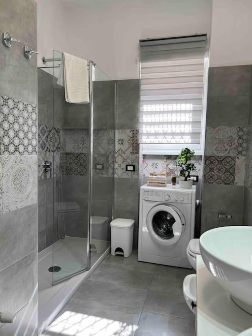 3 Fermate Dal Colosseo - Casa Vacanze Elena - 50 M Da Metro Garbatella Roma Ngoại thất bức ảnh