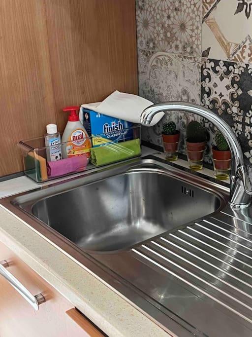 3 Fermate Dal Colosseo - Casa Vacanze Elena - 50 M Da Metro Garbatella Roma Ngoại thất bức ảnh