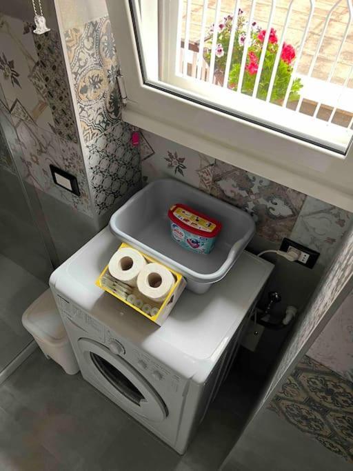 3 Fermate Dal Colosseo - Casa Vacanze Elena - 50 M Da Metro Garbatella Roma Ngoại thất bức ảnh
