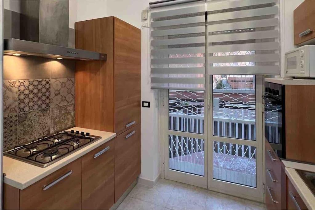 3 Fermate Dal Colosseo - Casa Vacanze Elena - 50 M Da Metro Garbatella Roma Ngoại thất bức ảnh