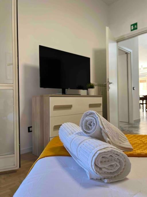 3 Fermate Dal Colosseo - Casa Vacanze Elena - 50 M Da Metro Garbatella Roma Ngoại thất bức ảnh