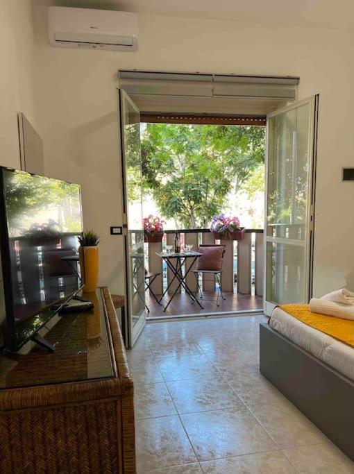 3 Fermate Dal Colosseo - Casa Vacanze Elena - 50 M Da Metro Garbatella Roma Ngoại thất bức ảnh
