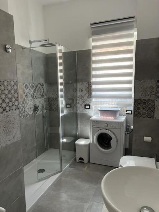 3 Fermate Dal Colosseo - Casa Vacanze Elena - 50 M Da Metro Garbatella Roma Ngoại thất bức ảnh
