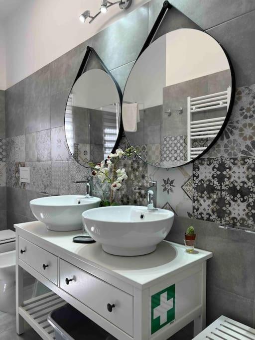3 Fermate Dal Colosseo - Casa Vacanze Elena - 50 M Da Metro Garbatella Roma Ngoại thất bức ảnh
